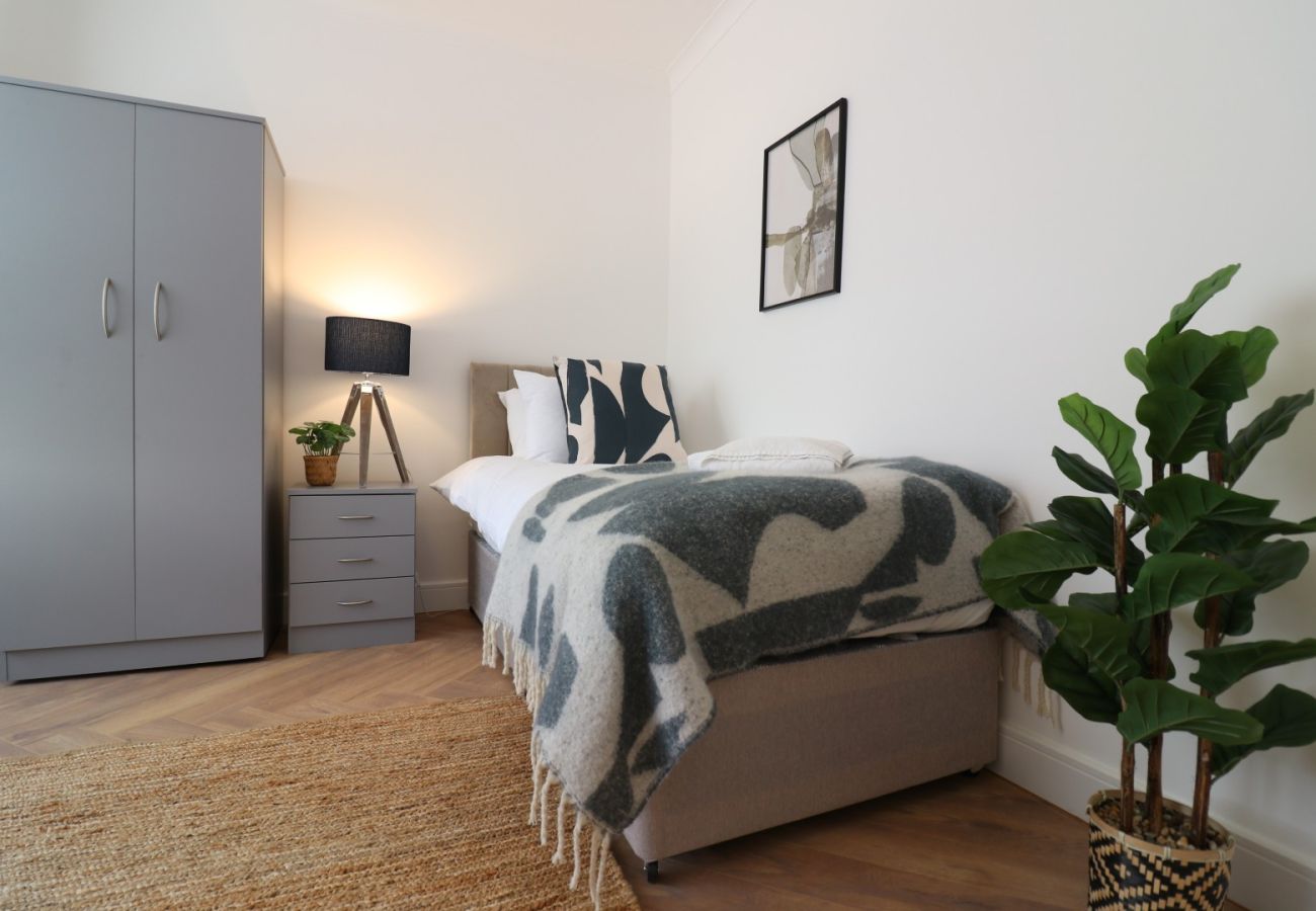 Apartment in Coatbridge - Oak House - Coatbridge